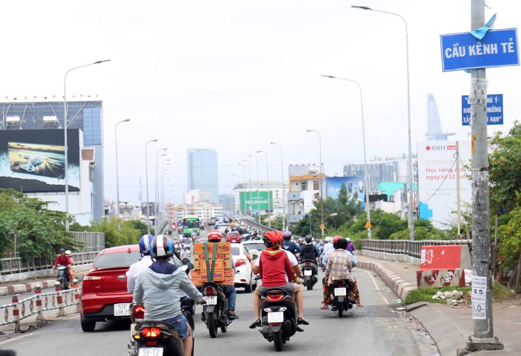 Lưu thông trên cầu Kênh Tẻ thông thoáng hơn. Ảnh: Hữu Nguyên.