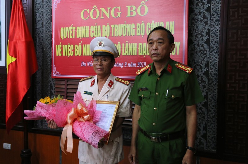 Đại tá Trần Mưu, Phó Giám đốc Công an TP. Đà Nẵng, trao quyết định điều động và bổ nhiệm Thượng tá Nguyễn Văn Cung giữ chức vụ Chánh Văn phòng Cơ quan Cảnh sát điều tra.