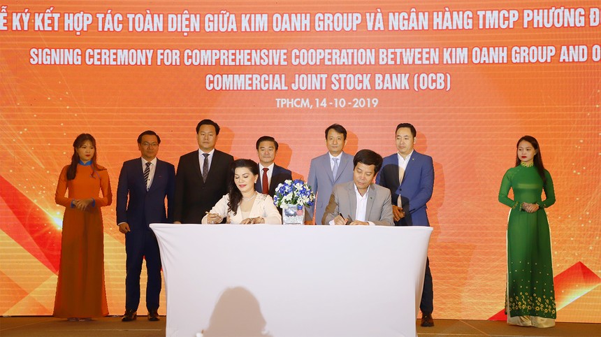 Trong ảnh là bà Đặng Thị Kim Oanh, Tổng giám đốc Kim Oanh Real (thành viên Kim Oanh Group) và ông Nguyễn Bá Ngọc, Phó giám đốc Khối khách hàng doanh nghiệp, Giám đốc Ngân hàng TMCP Phương Đông chi nhánh Hồ Chí Minh, thực hiện nghi thức ký kết hợp tác toàn diện.