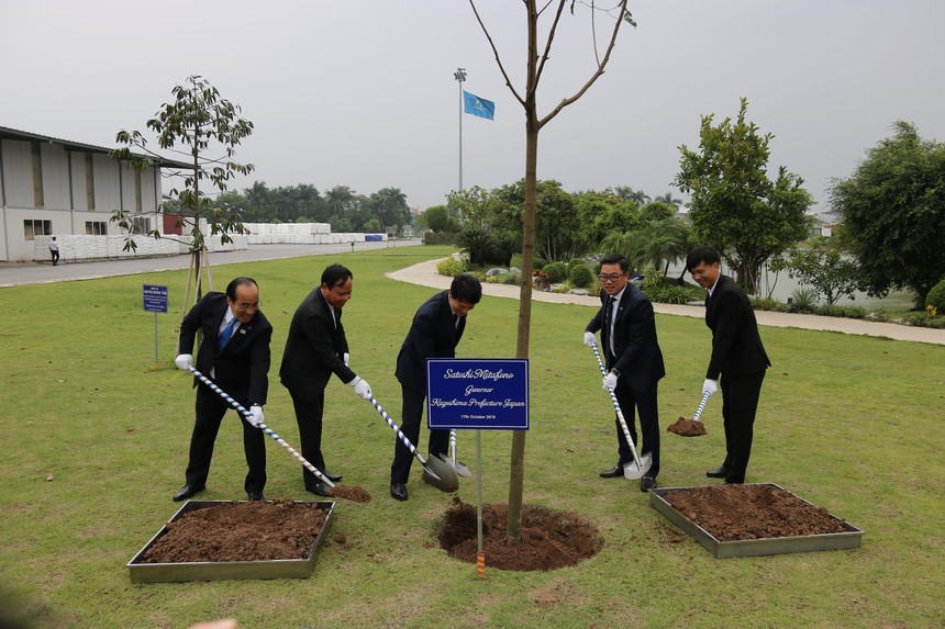 Thống đốc tỉnh Kagoshima, Nhật Bản cùng các quan khách trồng cây tại Nhà máy An Phát Xanh.