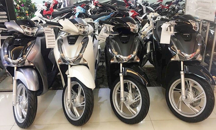 Honda SH 150 hiện đang dao động từ 104-105 triệu đồng, chênh đến 15-17 triệu đồng.