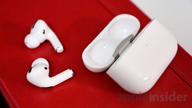 Tai nghe AirPods Pro cùng kén sạc.