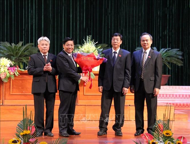 Đại diện HĐND tỉnh tặng hoa chúc mừng ông Dương Văn Thái trúng cử chức vụ Chủ tịch UBND tỉnh Bắc Giang. Ảnh: TTXVN.