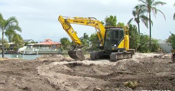 Hiện trường nơi nhóm công nhân đang phá dỡ công trình phát hiện số tiền mặt được chôn dưới đất hôm 31/10. Ảnh: 9News.