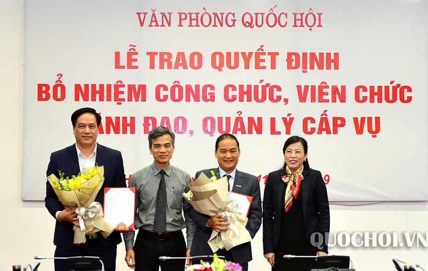 Trưởng Ban Dân nguyện Nguyễn Thanh Hải và Phó Bí thư Thường trực Đảng ủy cơ quan Văn phòng Quốc hội Nguyễn Đức Thụ trao quyết định cho các ông: Trần Hồng Cẩn, Đinh Văn Bản.