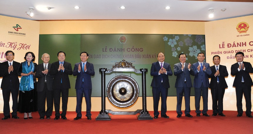 Lãnh đạo Chính phủ và ngành tài chính khai trương phiên giao dịch đầu tiên năm 2019.