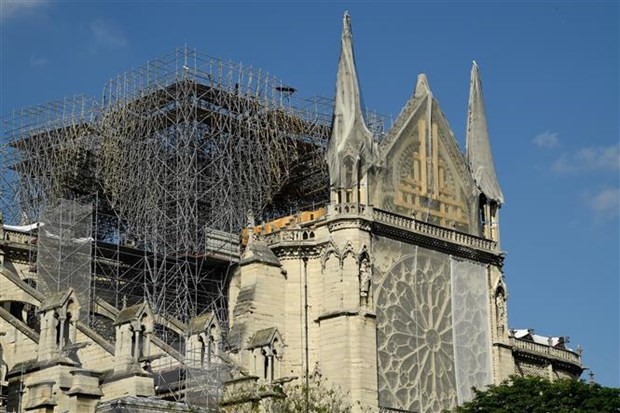 Nhà thờ Đức Bà Paris đang được tu sửa sau vụ hỏa hoạn. (Ảnh: AFP/TTXVN)