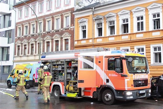 Lính cứu hỏa triển khai dập tắt đám cháy trên phố Einbecker thuộc quận Lichtenberg ở Berlin. (Ảnh: Anh Đức/TTXVN).