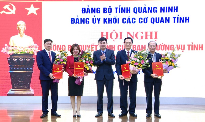 Phó Bí thư Thường trực Tỉnh ủy Quảng Ninh Ngô Hoàng Ngân trao quyết định và chúc mừng các đồng chí được điều động, bổ nhiệm.