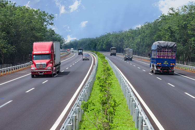 Hàng chục ngàn doanh nghiệp kinh doanh vận tải hành khách và hàng hóa bằng ô tô sẽ hoạt động nên nền tảng pháp lý mới từ 1/4/2020.