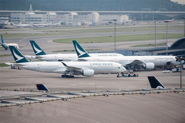 Máy bay của Hãng hàng không Cathay Pacific đỗ tại sân bay quốc tế Hong Kong (Trung Quốc). (Ảnh: AFP/TTXVN).