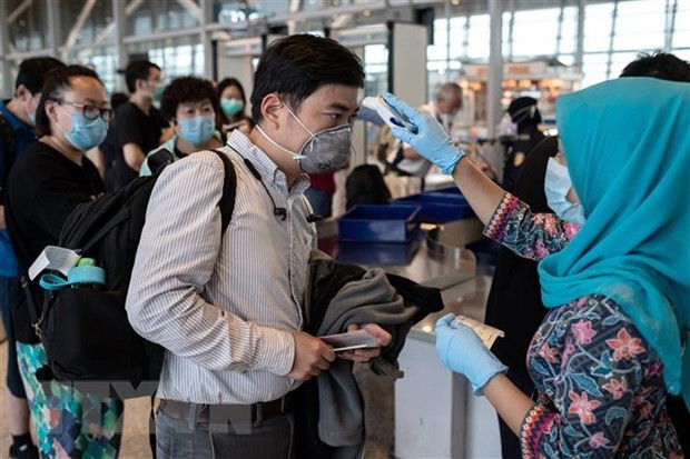 Kiểm tra thân nhiệt tại sân bay quốc tế Kuala Lumpur, Malaysia. (Nguồn: AFP/TTXVN).