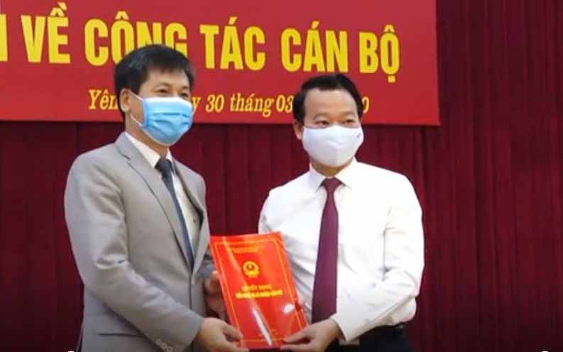 Ông Ngô Hạnh Phúc (trái) nhận quyết định điều động, bổ nhiệm giữ chức Giám đốc Sở Tài chính.