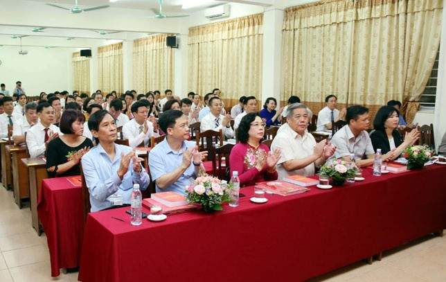 Các đại biểu dự lễ khai giảng lớp bồi dưỡng cán bộ quy hoạch nguồn Bí thư, Phó Bí thư quận huyện, thị ủy và đảng ủy trực thuộc Thành ủy.