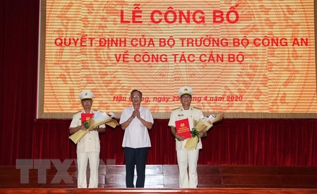 Đồng chí Lữ Văn Hùng, Ủy viên Trung ương Đảng, Bí thư Tỉnh ủy Hậu Giang tặng hoa chúc mừng Thượng tá Huỳnh Việt Hòa và Đại tá Phan Hoàng Lắm. (Ảnh: Hồng Thái/TTXVN).