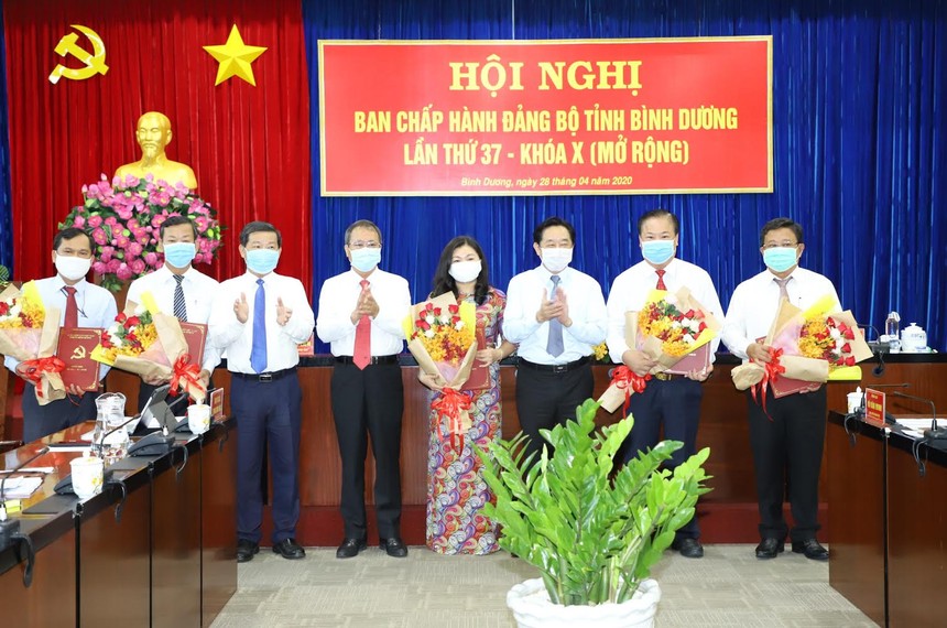 Lãnh đạo tỉnh Bình Dương trao quyết định và chúc mừng các cán bộ được chuẩn y, chỉ định chức vụ mới.