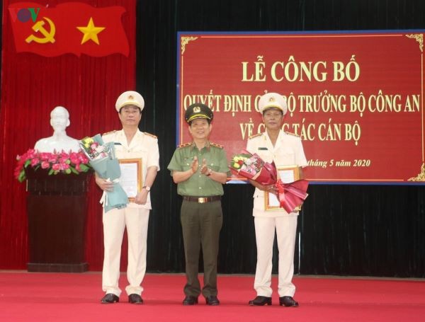 Trung tướng Nguyễn Văn Sơn - Thứ trưởng Bộ Công an tặng hoa chúc mừng Đại tá Phan Công Bình- Giám đốc Công an Quảng Ngãi và Đại tá Nguyễn Thanh Trang- Cục trưởng Cục Xây dựng phong trào toàn dân bảo vệ An ninh Tổ quốc (Bộ Công an).