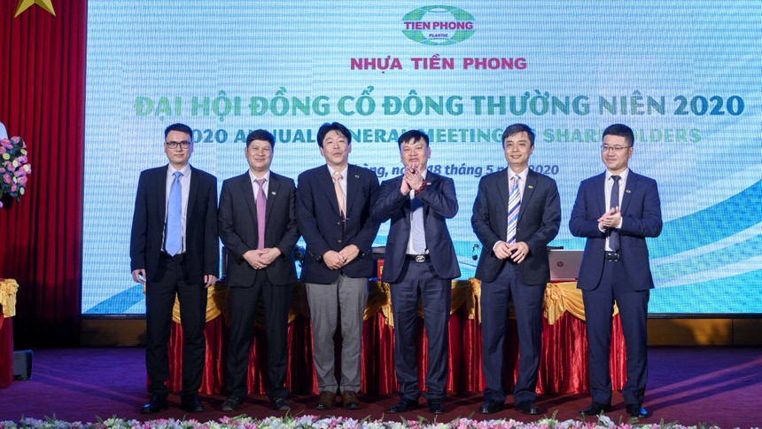 Các thành viên HĐQT Nhựa Tiền Phong nhiệm kỳ 2020-2025 ra mắt các cổ đông.