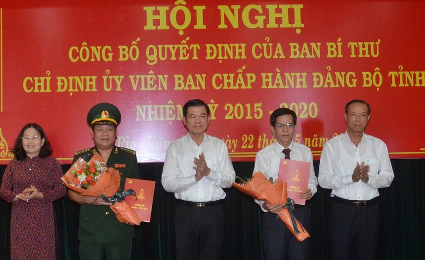 Bí thư Tỉnh ủy Bà Rịa – Vũng Tàu Nguyễn Hồng Lĩnh; Phó Bí thư Thường trực Tỉnh ủy, Trưởng Đoàn ĐBQH tỉnh Nguyễn Thị Yến và Chủ tịch UBND tỉnh Nguyễn Văn Thọ trao quyết định và chúc mừng các cán bộ được chỉ định giữ chức vụ mới.