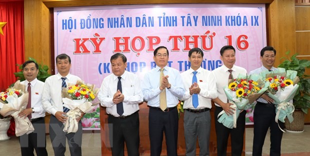 Bí thư Tỉnh ủy Tây Ninh Phạm Viết Thanh và Chủ tịch Ủy ban Nhân dân tỉnh Phạm Văn Tân tặng hoa chúc mừng các đồng chí được bầu vào các chức danh Phó Chủ tịch HĐND, UBND và ủy viên UBND tỉnh nhiệm kỳ 2016-2021. (Ảnh: Lê Đức Hoảnh/TTXVN).