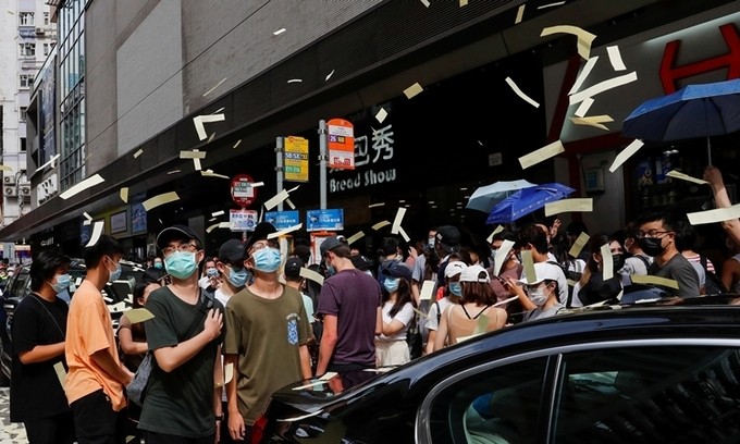 Người biểu tình tung tiền âm phủ trong cuộc tuần hành phản đối luật an ninh hôm 1/7. Ảnh: Reuters.