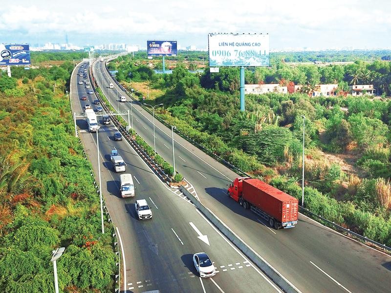 Thúc đẩy giải ngân vốn đầu tư công là nhiệm vụ then chốt trong bối cảnh hiện nay, để hỗ trợ tăng trưởng kinh tế. Ảnh: Lê Toàn.