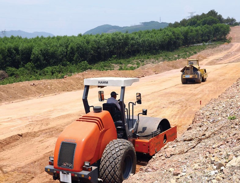 Đẩy nhanh tiến độ thị công tuyến cao tốc Bắc - Nam, đoạn qua Thừa Thiên Huế. Ảnh:A.M.