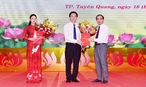 Bí thư Tỉnh ủy Tuyên Quang Chẩu Văn Lâm trao Quyết định về công tác cán bộ cho bà Lê Thị Kim Dung và ông Tạ Đức Tuyên. (Nguồn: baotuyenquang.com.vn).