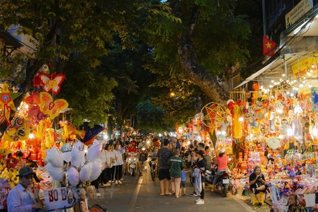 Phố Hàng Mã lung linh sắc đèn khi gần đến ngày Trung Thu. (Ảnh: Minh Hiếu/Vietnam+).