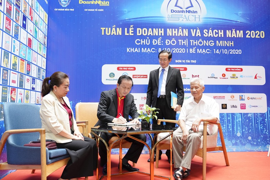 Ông Đỗ Xuân Quang thực hiện lễ khai bút, gửi gắm những lời chúc tới "Tuần lễ Doanh nhân và Sách".