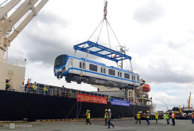 Toa tàu metro được cẩu lên bờ.