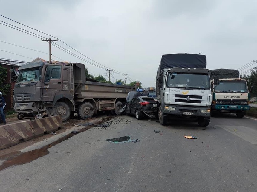 Hiện trường vụ tai nạn liên hoàn trên quốc lộ 51 khiến chiếc ô tô bị vò nát.