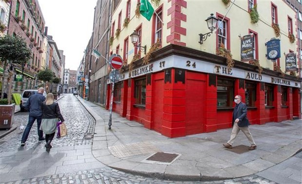 Các cửa hàng đóng cửa do dịch COVID-19 tại Dublin, Ireland ngày 18/9/2020. (Nguồn: AFP/TTXVN).