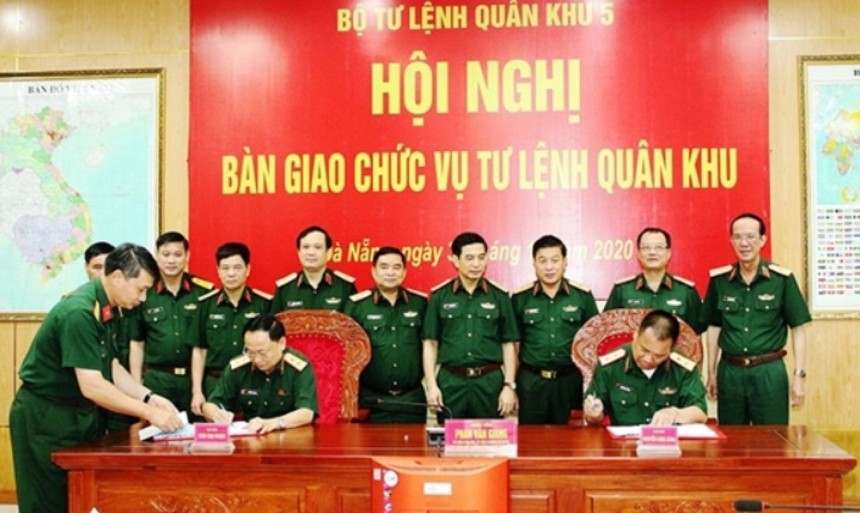 Hội nghị bàn giao chức vụ Tư lệnh Quân khu 5 (Ảnh Báo QĐND).