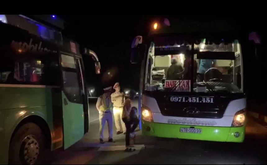 Ngay trong đêm, hành khách đã được chuyển sang xe khác để tiếp tục hành trình đảm bảo an toàn.