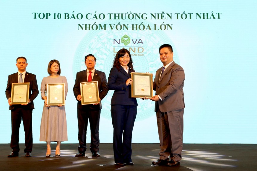 Đại diện Tập đoàn Novaland trong Top 10 Báo cáo thường niên tốt nhất.