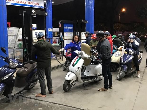 Nhân viên Petrolimex đang bán xăng cho khách hàng. (Ảnh: Đức Duy/Vietnam+).