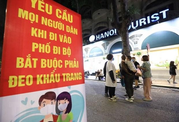 Tại các lối ra vào của phố đi bộ bờ hồ thuộc quận Hoàn Kiếm (Hà Nội) đều có chốt chặn của lực lượng chức năng nhằm tuyên truyền, nhắc nhở và xử phạt người dân không tuân thủ, quy định đeo khẩu trang phòng chống dịch. (Ảnh: Thành Đạt/TTXVN).