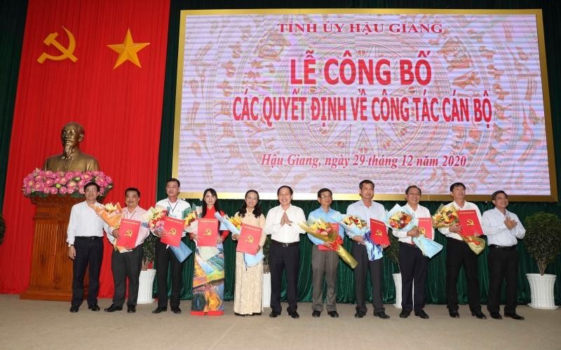 Các cán bộ chủ chốt của tỉnh Hậu Giang nhận quyết định điều động, bổ nhiệm.