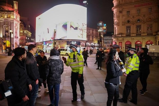 Thủ đô London vắng bóng người trong đêm Giao thừa do dịch bệnh. (Ảnh: Sky News).