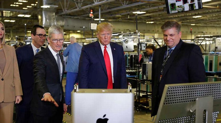 Tiết lộ món quà trị giá 5.999 USD Tim Cook dành tặng ông Trump