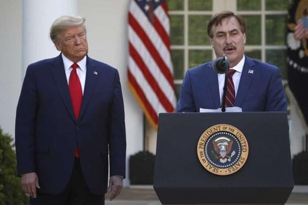 Giám đốc điều hành của My Pillow, Mike Lindell, phát biểu khi Tổng thống Donald Trump lắng nghe trong cuộc họp báo về COVID-19 tại Nhà Trắng ngày 30/3/2020. (Nguồn: AP).