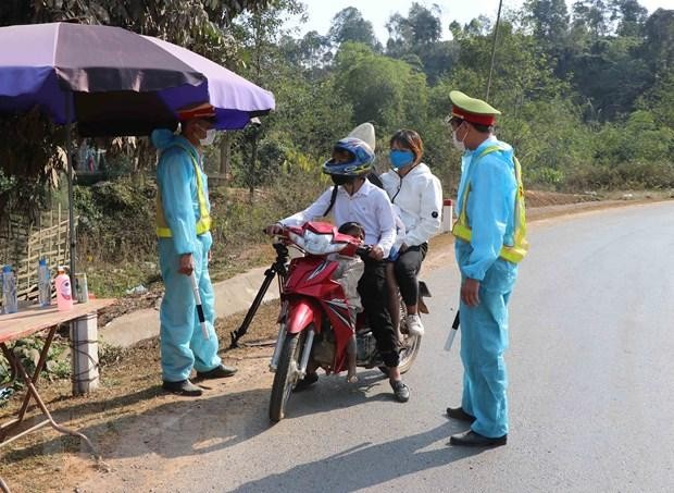 Lực lượng chức năng thuộc tổ chốt kiểm soát tại Km30 tuyến Quốc lộ 279 đang thực hiện truy vết, nhận diện các trường hợp F1, F2, F3. (Ảnh: Xuân Tiến/TTXVN).