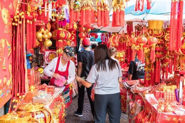 Người dân chọn mua đồ trang trí để chào đón Tết Nguyên đán tại Bangkok, Thái Lan, ngày 27/1/2021. (Ảnh: THX/TTXVN).