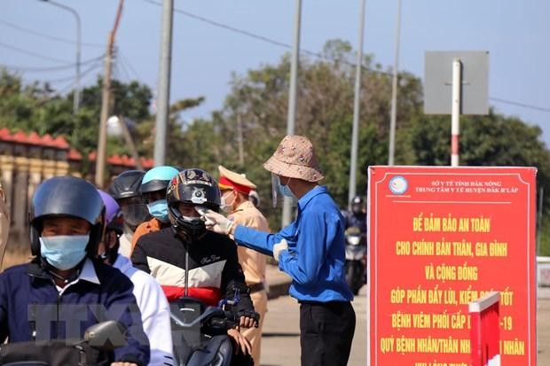 Đo thân nhiệt người dân để sàng lọc, phòng chống dịch COVID-19. (Ảnh: Hưng Thịnh/TTXVN).