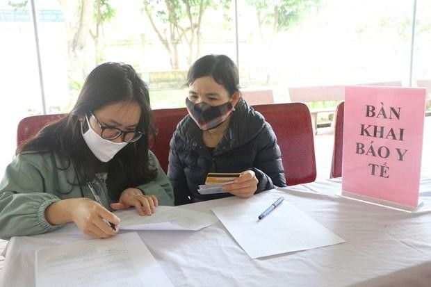 Nhiều người lao động trên toàn quốc đã tự nguyện đến các cơ sở y tế để khai báo tình trạng sức khỏe và lịch trình di chuyển. (Ảnh: Bích Huệ/TTXVN).