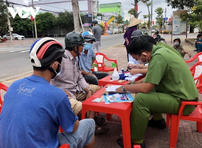 Công an thành phố Bạc Liêu tăng cường kiểm tra, xử lý nghiêm những trường hợp không đeo khẩu trang nơi công cộng.