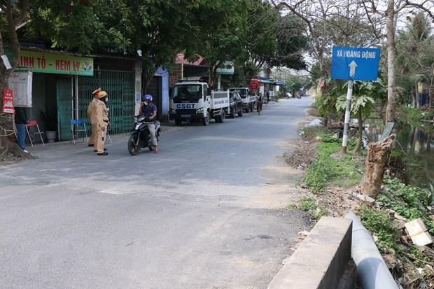 Giám sát đường vào xã Hoàng Động, huyện Thủy Nguyên, nơi bệnh nhân sinh sống. (Ảnh: Hoàng Ngọc/TTXVN).