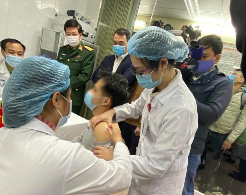 Tình nguyện viên thử vaccine COVID-19.