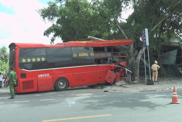 Phần đầu xe khách nát bét và trụ điện gãy đôi.